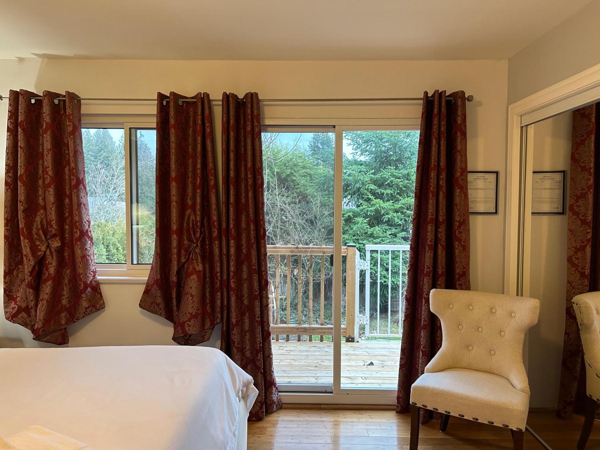 North Nanaimo Gem - Garden-View Room With Private Ensuite Exterior photo